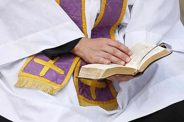 Uvěřil na dědictví z Afriky. Bývalý administrátor připravil farnost o miliony