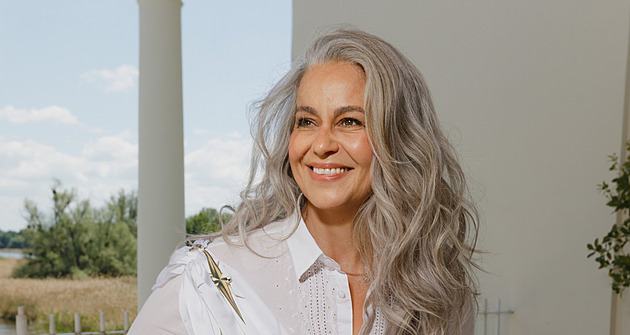 Nerada jdu s davem, říká šedesátiletá influencerka, která se nebojí stárnout