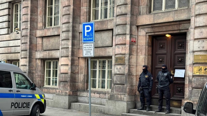 Razie na úřadě v kauze řidičských průkazů: Soud uvalil vazbu na všech 16 obviněných