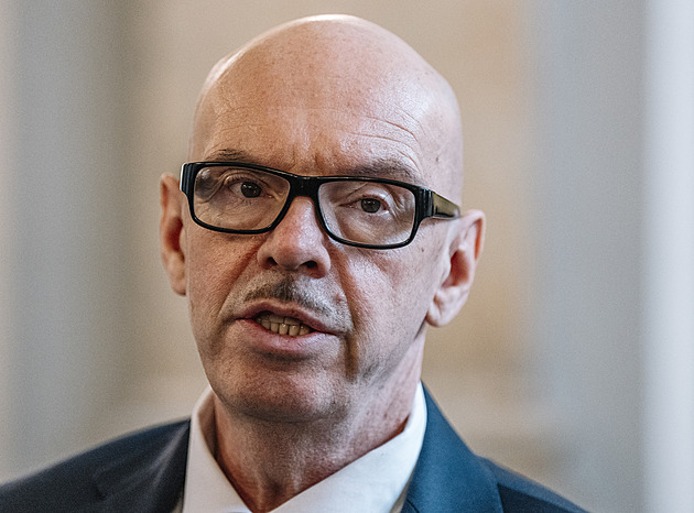 Ministr Klempíř si pozve  umělce z demonstrace na Pavlovu podporu