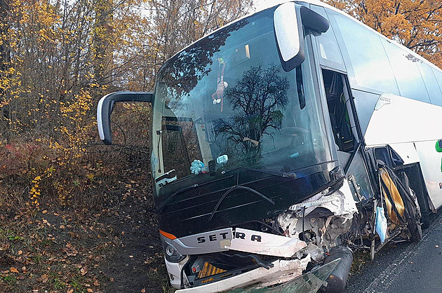 Řidič autobusu v Hradci Králové naboural pět aut, patrně měl zdravotní potíže