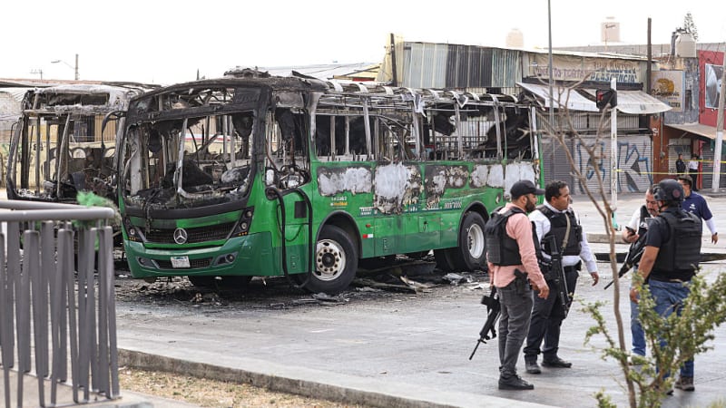 Násilnosti paralyzovaly Mexiko. Na zabití El Mencha reagoval kartel pustošením, ukazují záběry