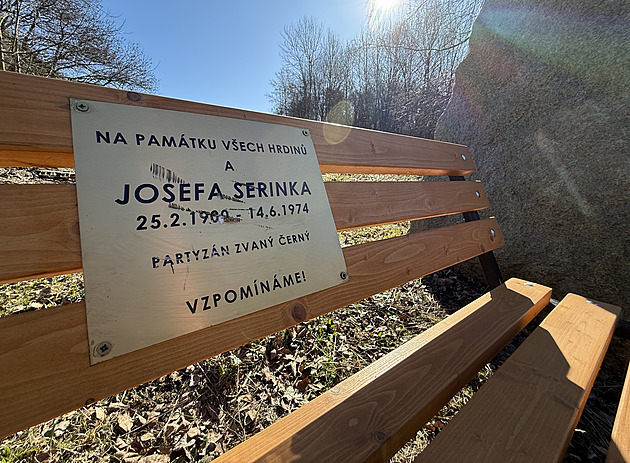 Další útok na romský památník v Liberci. Vandal přepsal partyzána na Cikána