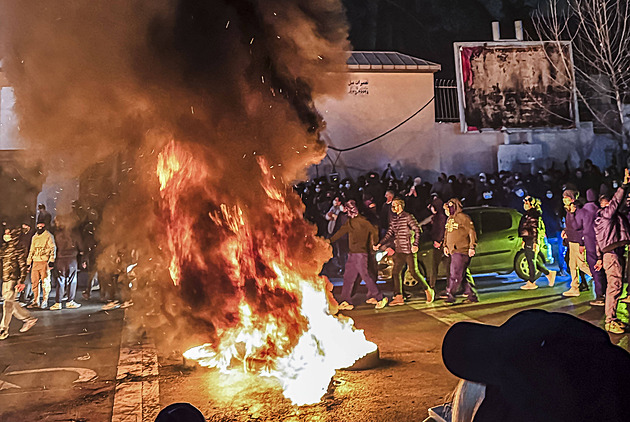 Proti protestům zakročíme ještě tvrději, hrozí revoluční gardy a blokují internet