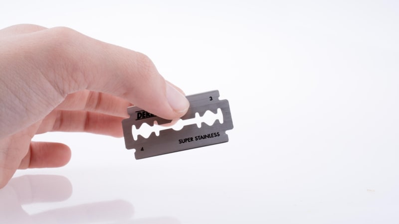 Místo lahodné chuti pocítila krev: Ženě v jídle naservírovali žiletku, věc v USA řeší policie