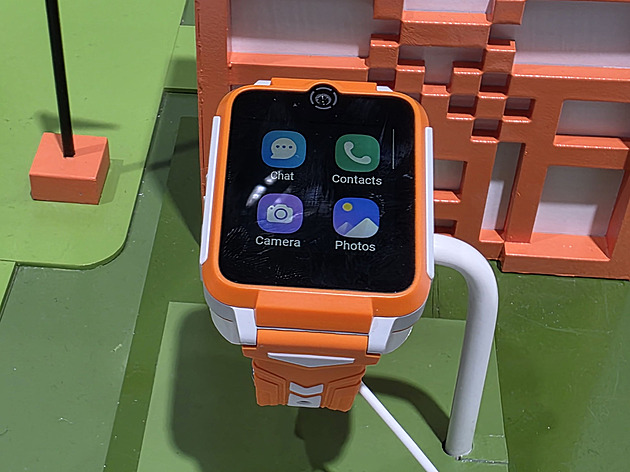 Chytré hodinky, co dětem přečtou pohádky. Stojánek se pak umí i hýbat