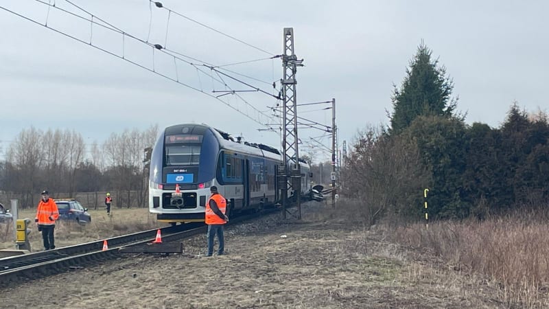 Vlak v Brně srazil člověka. Na místě jsou záchranáři, soupravy stojí
