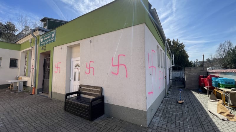 Hákové kříže a podříznutá slepice: Útok na Muslimskou obec v Teplicích vyšetřuje policie