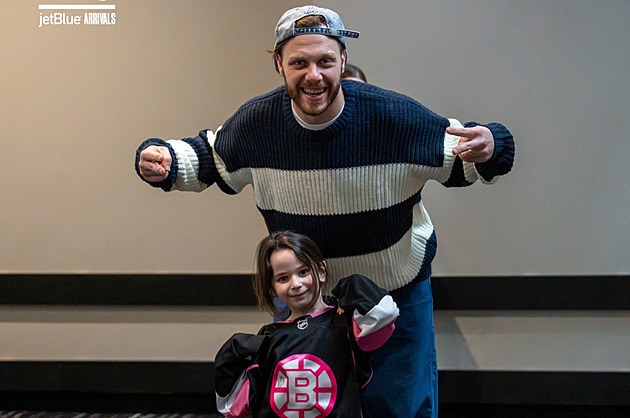 Rozesmátý Pastrňák pojal příchod na zápas jinak. Závodil s malou hokejistou