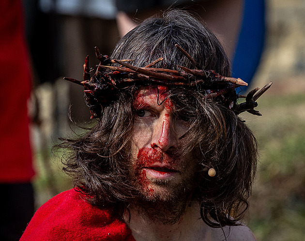 Tři litry krve s kakaem. V České Lípě skončil na kříži Ježíš z porodnice