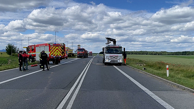 Dálnici D11 ve směru na Prahu uzavřela nehoda. Dopravu policie odklání