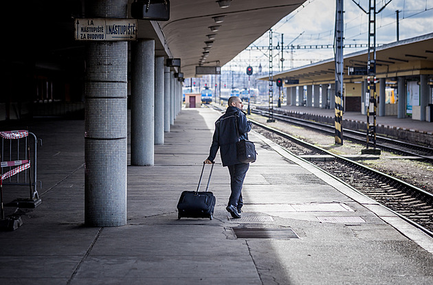 Kvůli poruše trakčního vedení nejezdily vlaky mezi Prahou a Radotínem