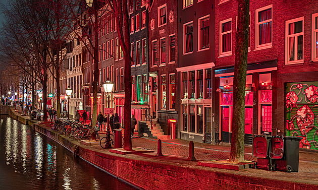 Hnízda neřesti, nahota na prodej. Řada měst je na čtvrtě červených luceren hrdá