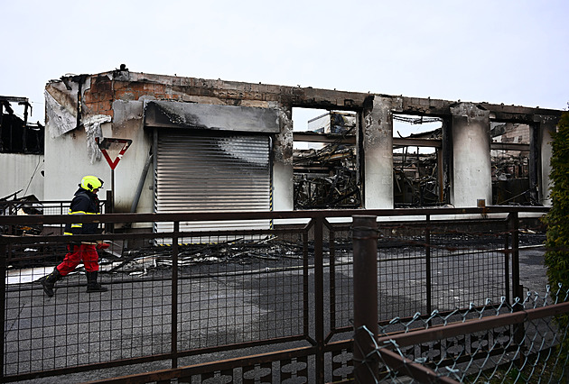 Areál na Semilsku dohasili po 19 hodinách. O příčině vyšetřovatelé zatím nemají jasno