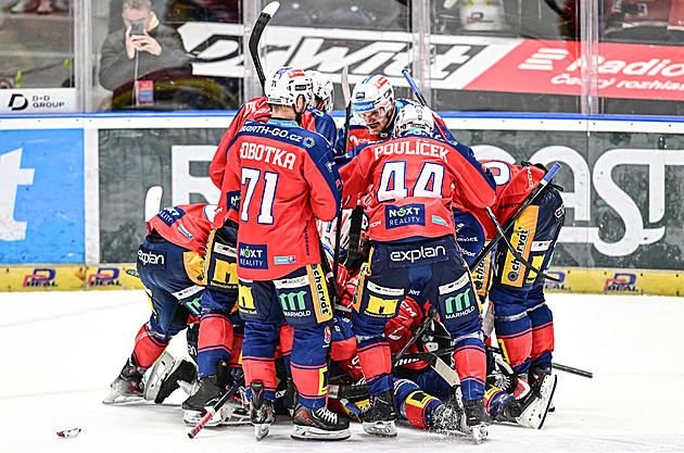 Pardubice získaly proti Spartě mečbol. Třinec udolal Vary a je ve finále