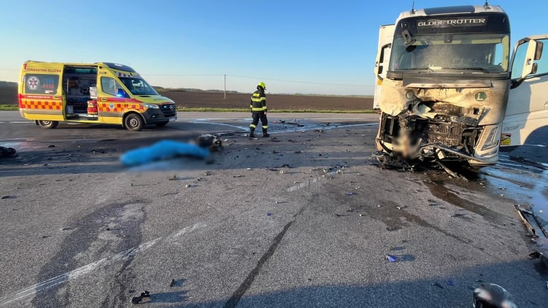 Motorkář neměl šanci přežít, ze stroje zbyl šrot. U Nových Zámků ho smetl kamion