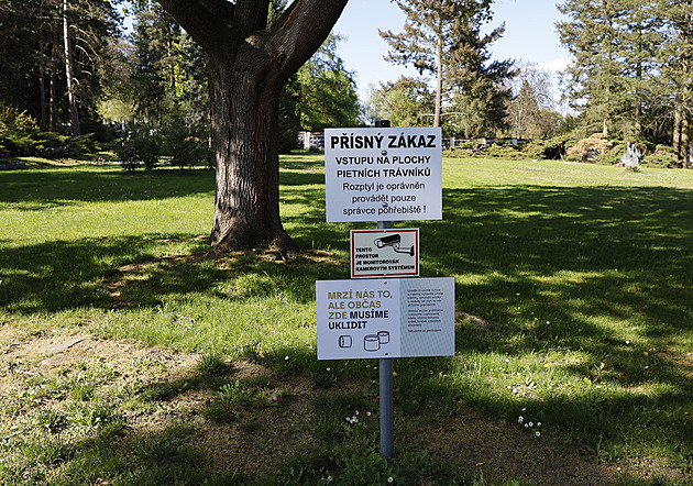 Plán na obnovu rozptylové loučky pobouřil pozůstalé, ze hřbitova ale odešli klidní