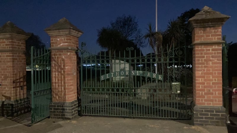 Smrt při procházce v parku: V řece se utopila matka s malým synem, věc šetří londýnská policie