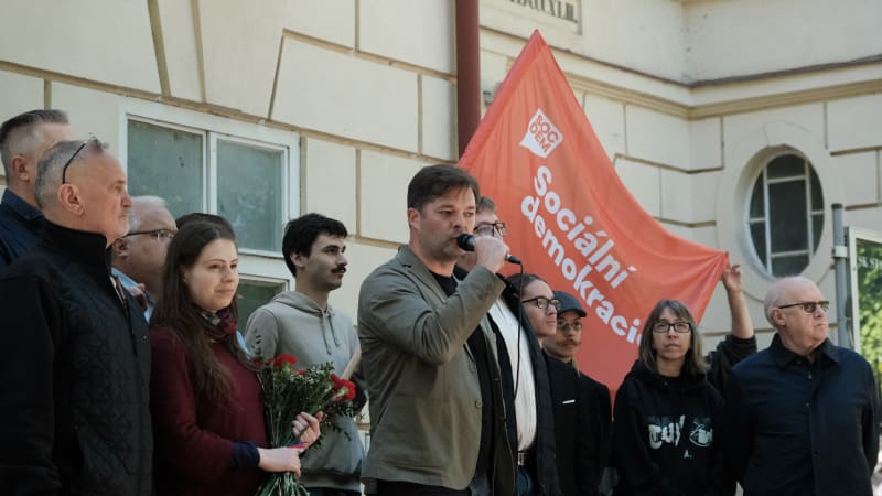 OBRAZEM: Vstaneme z popela a zazáříme, říká šéf skomírající SOCDEM. Špidla chystá comeback