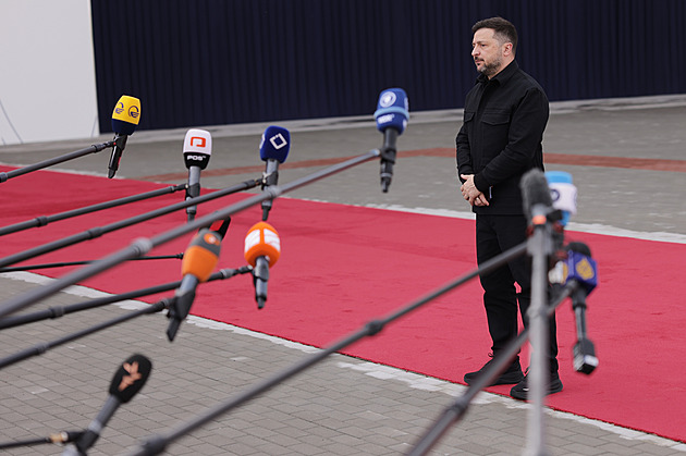 Potřebujeme další pomoc a Evropa musí být u mírových jednání, vzkázal Zelenskyj