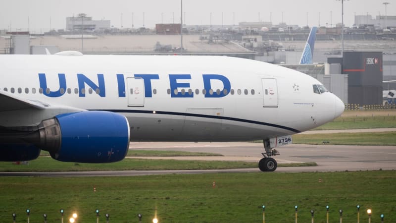 Drama při přistání v USA: Letadlo vrazilo do lampy a kamionu, Boeing skončil s dírou v trupu
