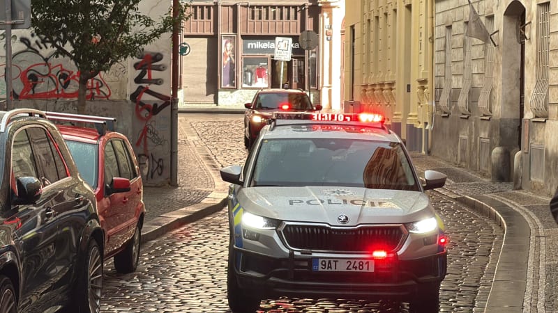 Poplach v centru Prahy: U Karlovy univerzity našli tašku s municí, zasahovala policie