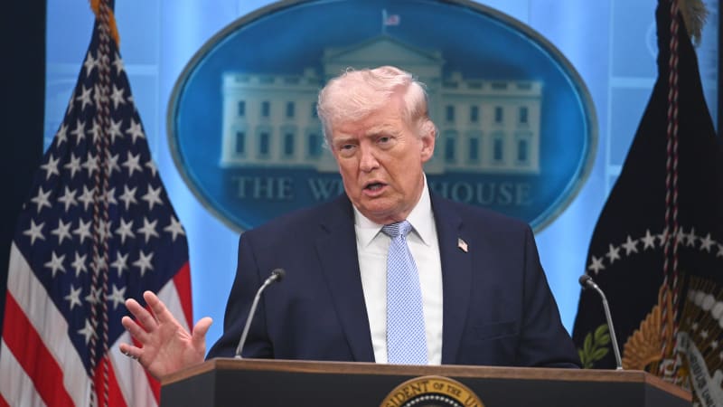 Trump vyhlásil třídenní příměří na Ukrajině. Zelenskyj dekretem „povolil“ přehlídku v Moskvě
