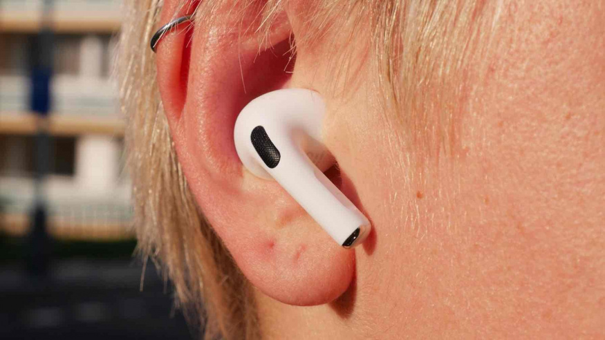 Sluchátka AirPods s umělou inteligencí jsou prý hotová. Čeká se na vylepšenou Siri