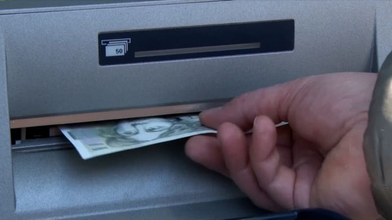 Falešné bankovky vkládali na účet, pravé vybírali. Milionový podvod v Česku započal jediný muž
