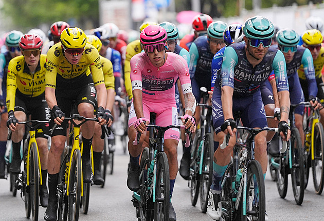 Giro ONLINE: První horský dojezd ročníku. Před pelotonem jede pětice i s Milanem