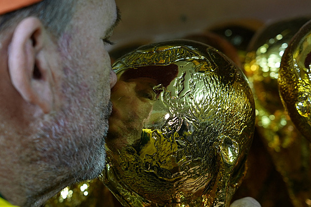 Fotbalové MS se blíží. Brazilec hlásí rekordní poptávku po replikách trofeje