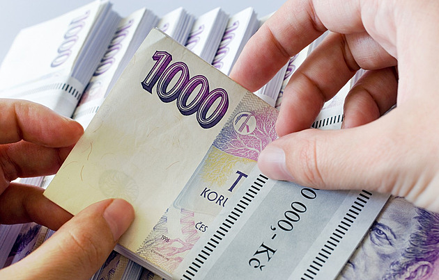 Místo 90 korun jen necelé čtyři. Spořitelna ruší limity a jako první banka opisuje od dravých investičních aplikací