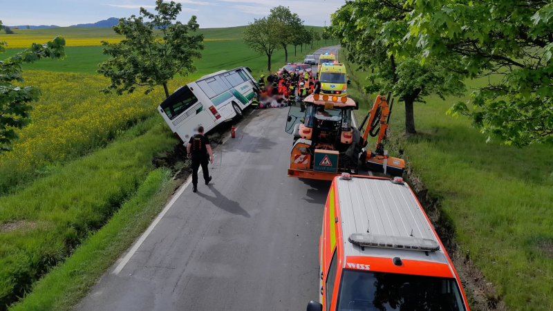 Na Rokycansku havaroval autobus plný dětí. Na místě jsou zranění