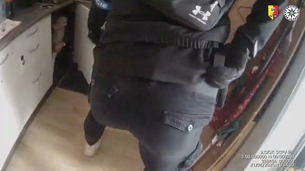 Odsouzenému se nechtělo za mříže, před policisty se naskládal do těsné skrýše