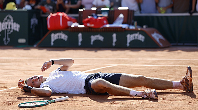 Roland Garros ONLINE: Macháč hraje se Zverevem, Menšík po výhře trpěl na kurtu