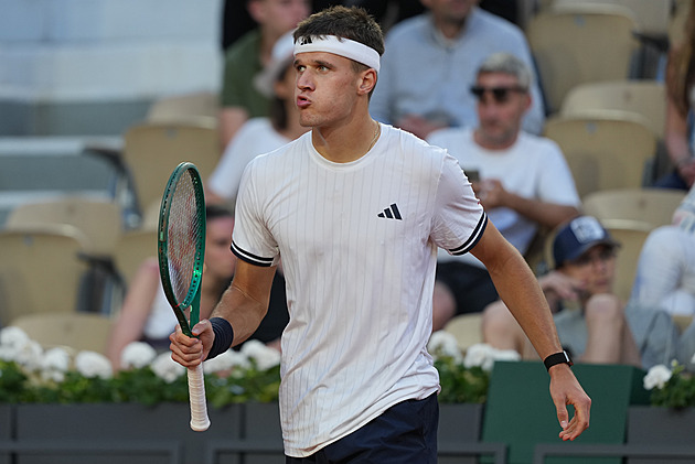 Roland Garros ONLINE: Menšík v osmifinále proti Rubljovovi získává první set