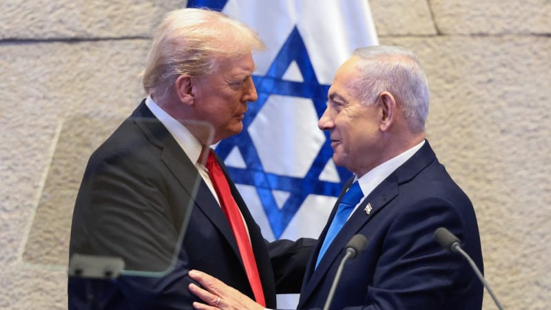 Trump se ostře pustil do Netanjahua: Jsi totální blázen, zachraňuju ti zadek