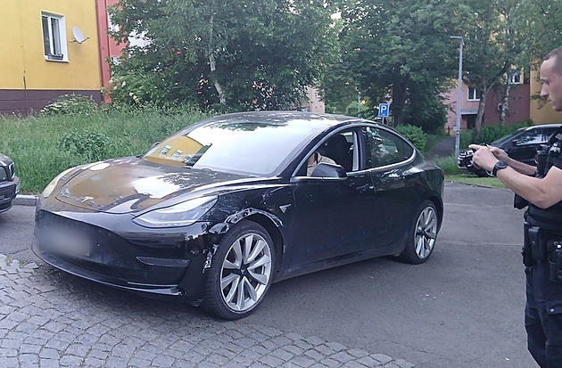 Auto mám v servisu, věřil majitel Tesly. Telefonát strážníků ho proto šokoval
