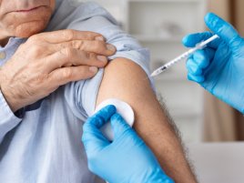 Vakcína navržená umělou inteligencí poprvé prošla testem na lidech