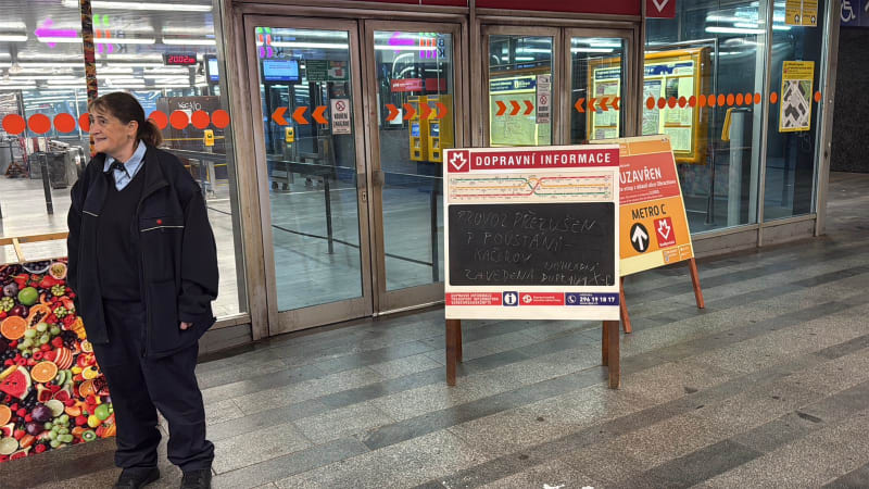 Metro na části trasy C nejezdí, souprava srazila člověka. Jezdí náhradní autobusová doprava