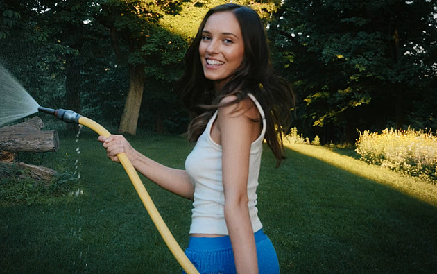Zahradnice, modelka i popová hvězda. Charlotte Gott vydala druhý videoklip
