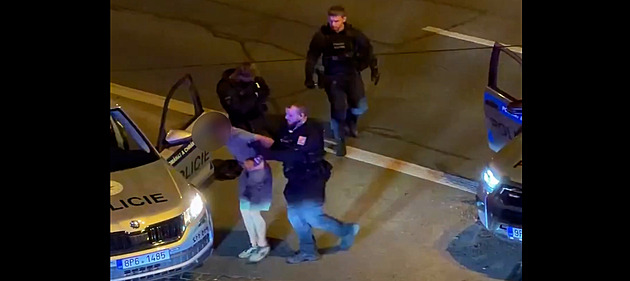 Policisté kvůli rvačce zadrželi nesprávného muže, zákrok prověří vnitřní kontrola