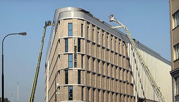 V centru Prahy hořel hotel. Lidé se evakuovali, policie uzavřela okolní ulice