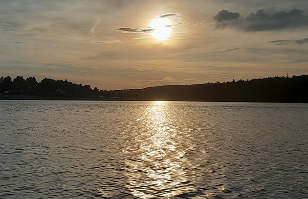 Na Hracholuskách se zřejmě utopil mladík, pátrání pokračuje druhý den