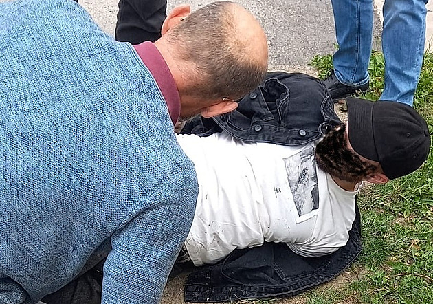 Kurýr falešného bankéře si přijel pro 600 tisíc, policisté už na něj čekali