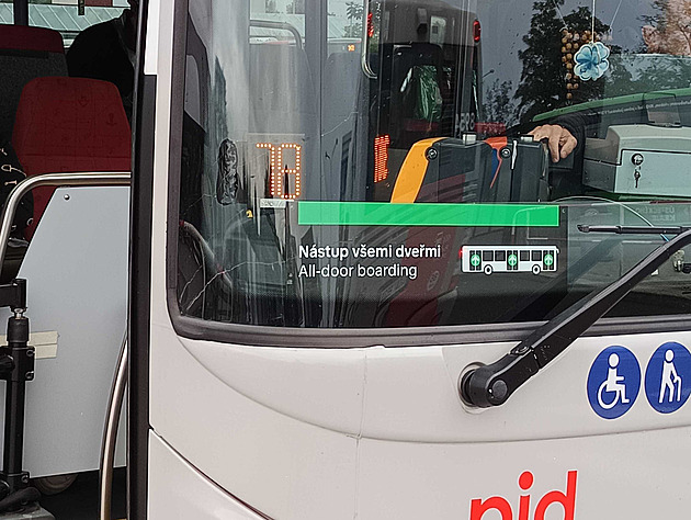 Otevírají se všechny dveře. Libovolně se nastupuje na dalších 50 linkách autobusů