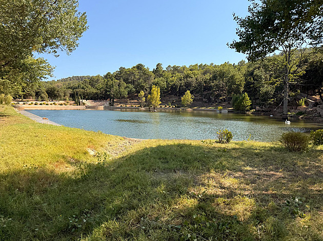 Čeští hasiči pomáhají s požáry ve Francii. Vodu čerpají i z jezírka Brada Pitta