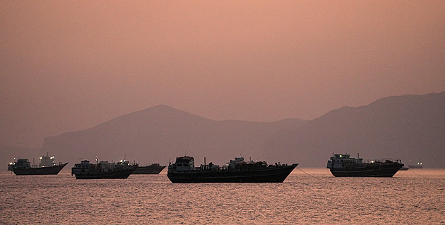 Provoz v Hormuzském průlivu prudce klesá, v Ománu byl zasažen tanker