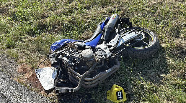 Motorkář se v Újezdu nad Lesy střetl s dodávkou, po převozu do nemocnice zemřel