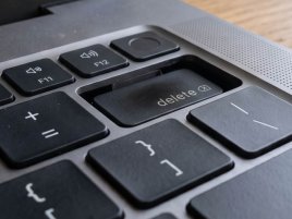 Přehřívající se M5 Max MacBook Pro trápí zaseklé klávesy, cena opravy je $895